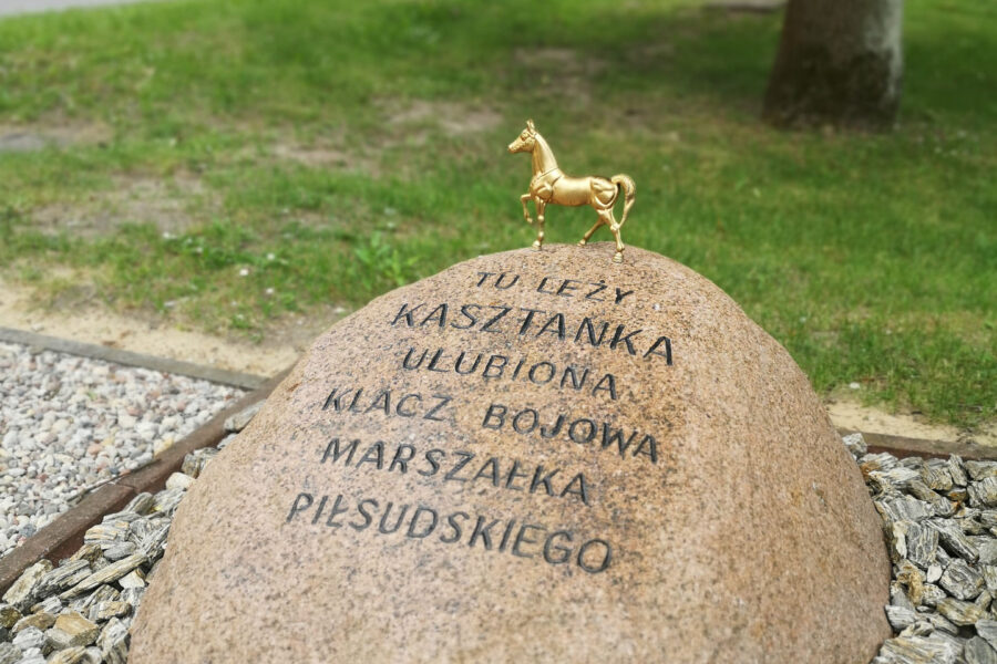 Głaz pamiątkowy z wyrytym na nim napisem ,,Tu leży Kasztanka ulubuiona klacz bojowa marszałka Piłsudskeigo. Na głazie ustawiona została mała, złota figurka przedstawiająca konia.