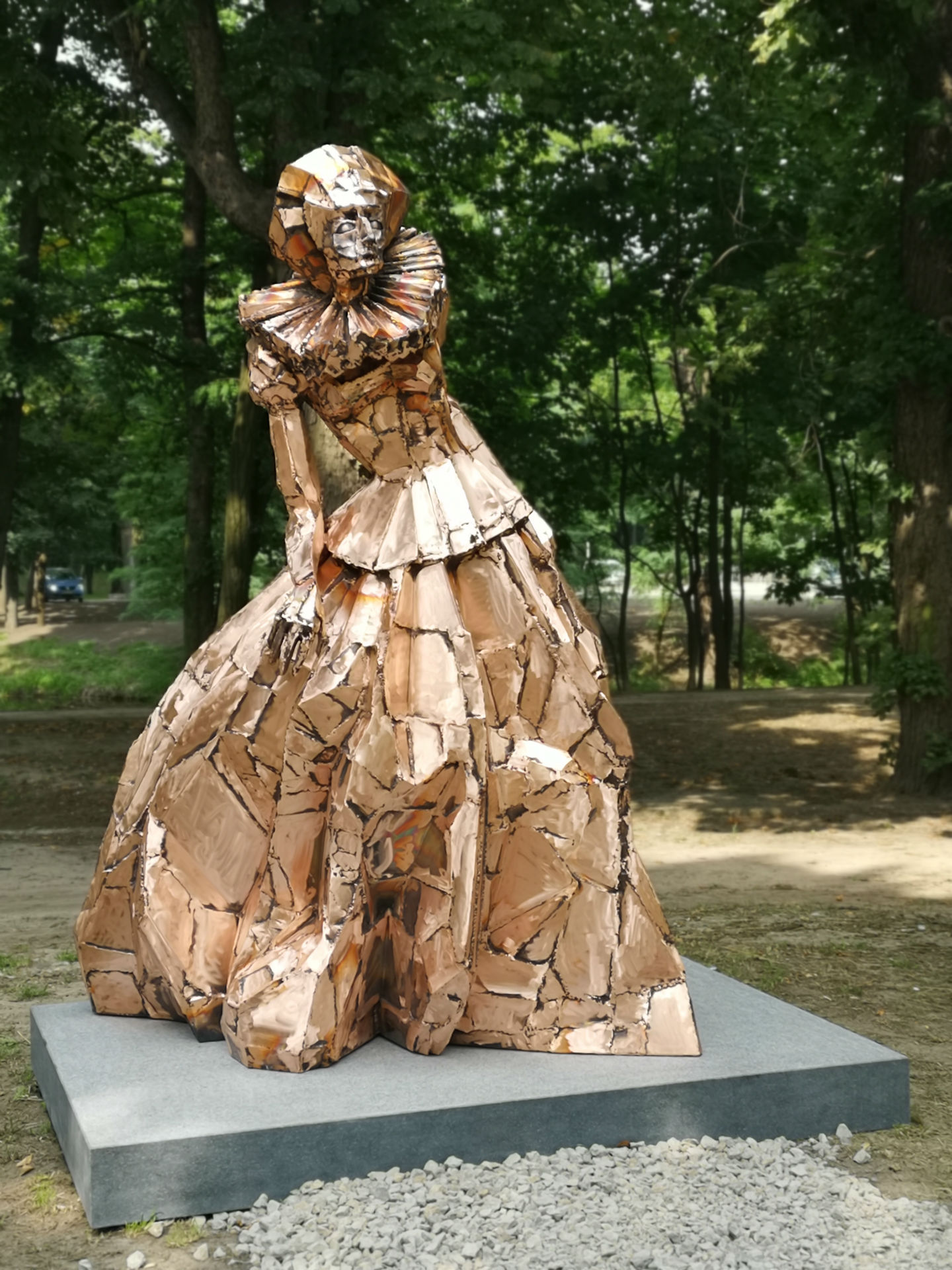 Pomnik w całej okazałości. Rzeźba przedstawia Annę Mińską ubraną w długą suknię oraz z kryzą pod szyją. Kobieta wychyla biodro lewą stronę, ręce zwisają jej wzdłuż ciała. Nie jest to realistycznie oddany portret; formy są uproszczone. Całość, utrzymana w kolorach rdzawo-brązowych, skomponowana jest z fragmentów metalu o nieregularnych kształtach.